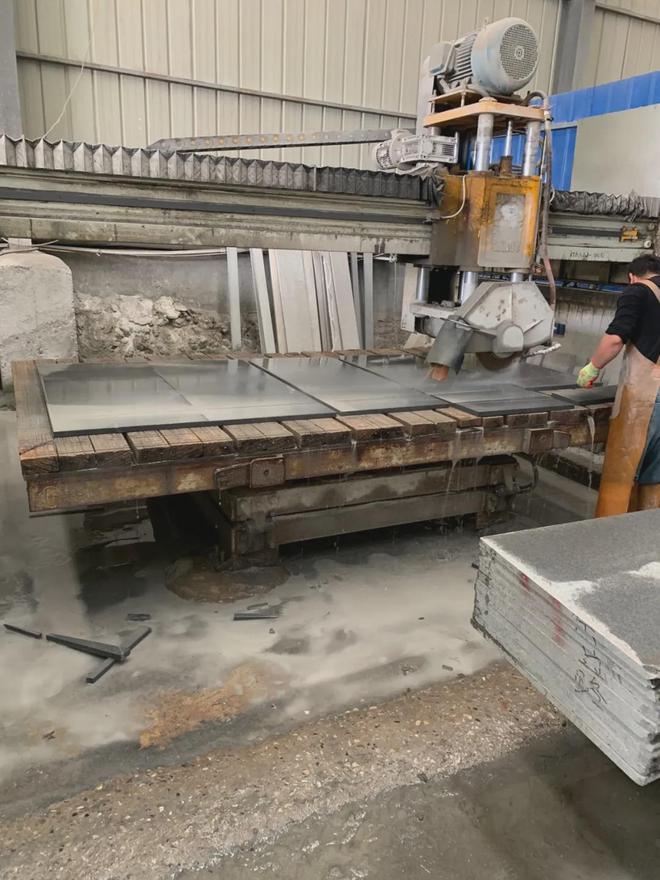 路沿石 城市脉络的坚实界碑——白色、灰色、黑色路牙石的加工与批发